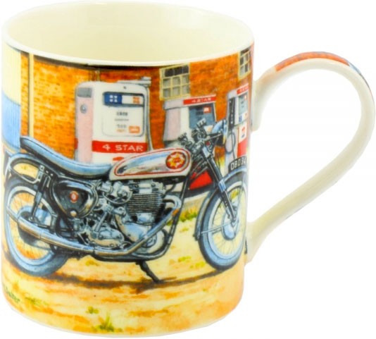 Becher Motorrad vor Tankstelle