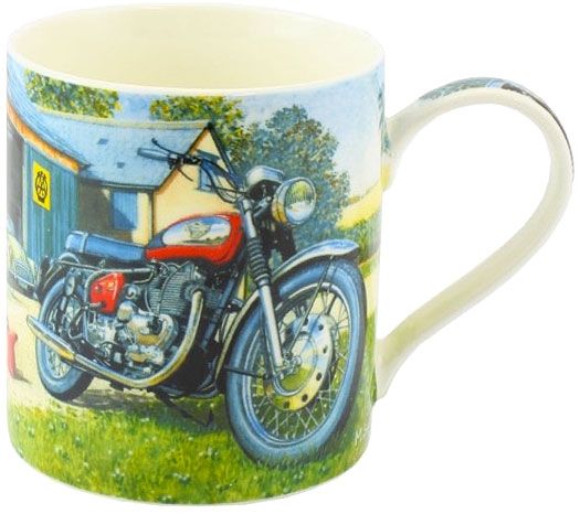Becher Motorrad vor Tankstelle